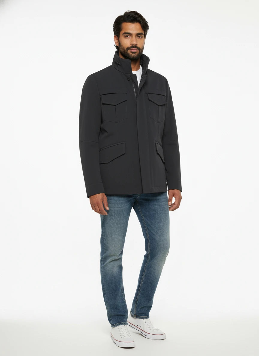 Modello a 45 gradi con field jacket Peuterey nylon blu con cappuccio