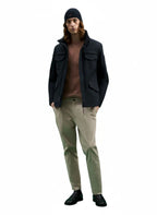 Vista frontale del field jacket Peuterey nylon nero con cappuccio