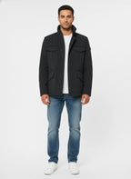 Modello frontalmente con field jacket Peuterey nylon nero con cappuccio