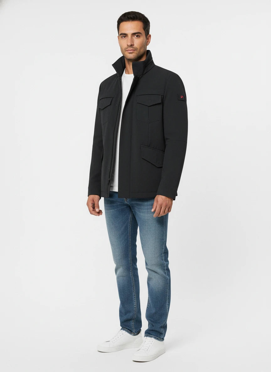 Modello a 45 gradi con field jacket Peuterey nylon nero con cappuccio