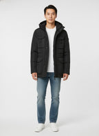 Modello frontalmente con field jacket Peuterey pelle scamosciata nero