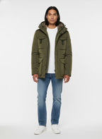 Modello frontalmente con field jacket Peuterey pelle scamosciata verde