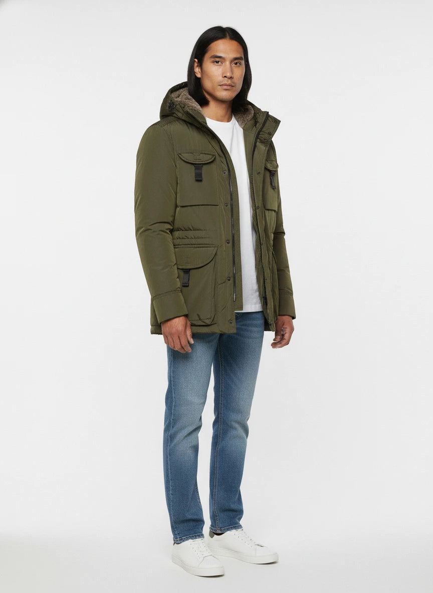 Modello a 45 gradi con field jacket Peuterey pelle scamosciata verde