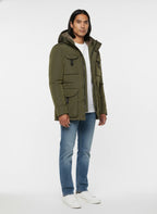 Modello a 45 gradi con field jacket Peuterey pelle scamosciata verde