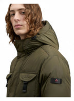 Dettaglio tasche e zip del field jacket Peuterey pelle scamosciata verde