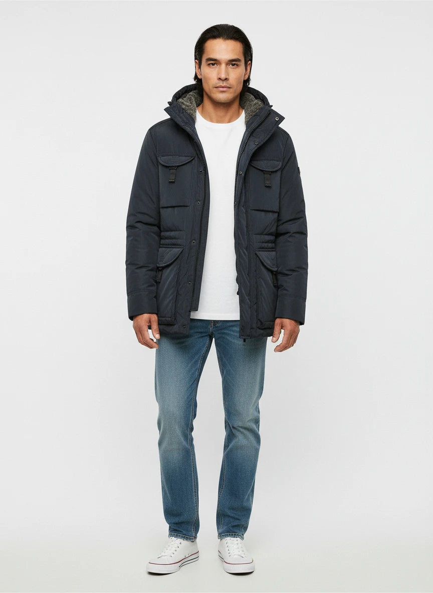 Modello frontalmente con field jacket Peuterey pelle scamosciata blu