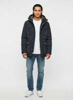 Modello frontalmente con field jacket Peuterey pelle scamosciata blu