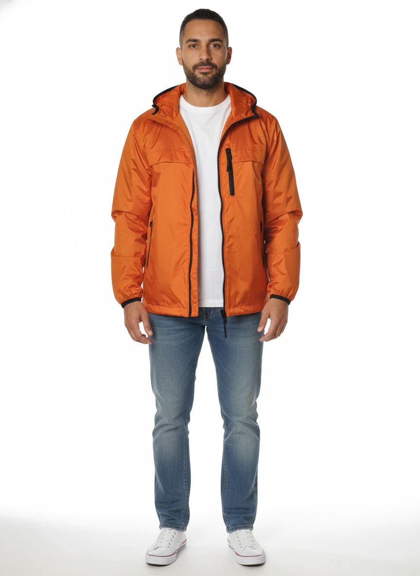 Modello frontalmente con giubbotto Peuterey  arancio con cappuccio