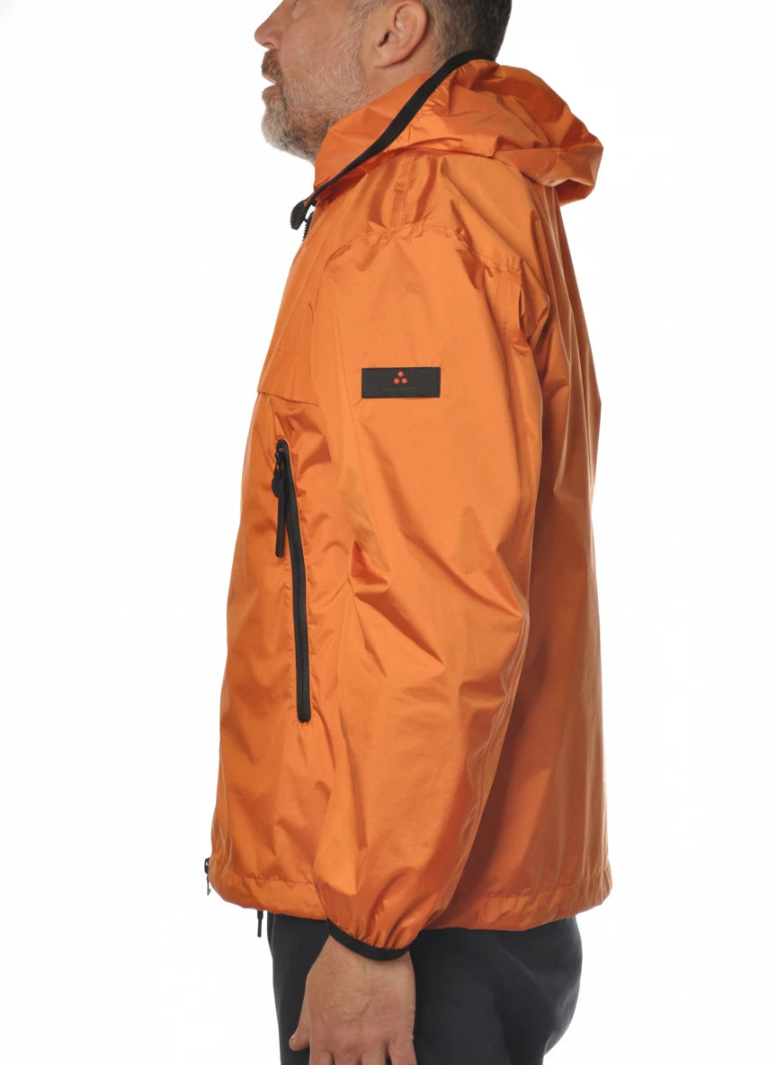 Vista frontale del giubbotto Peuterey  arancio con cappuccio