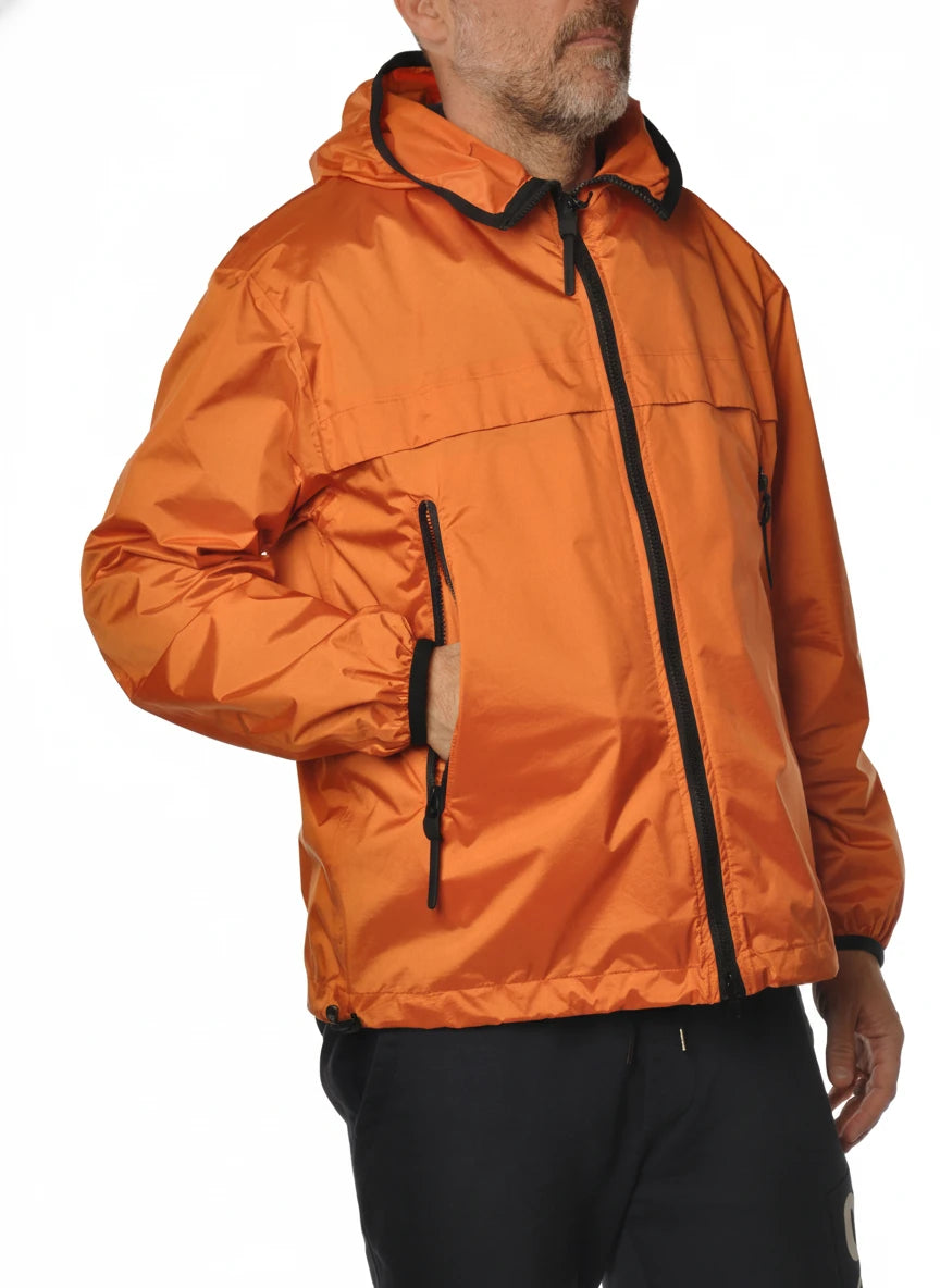 Vista posteriore del giubbotto Peuterey  arancio con cappuccio