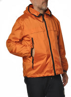 Vista posteriore del giubbotto Peuterey  arancio con cappuccio