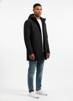 Modello a 45 gradi con giubbotto Peuterey nylon nero con collo particolare