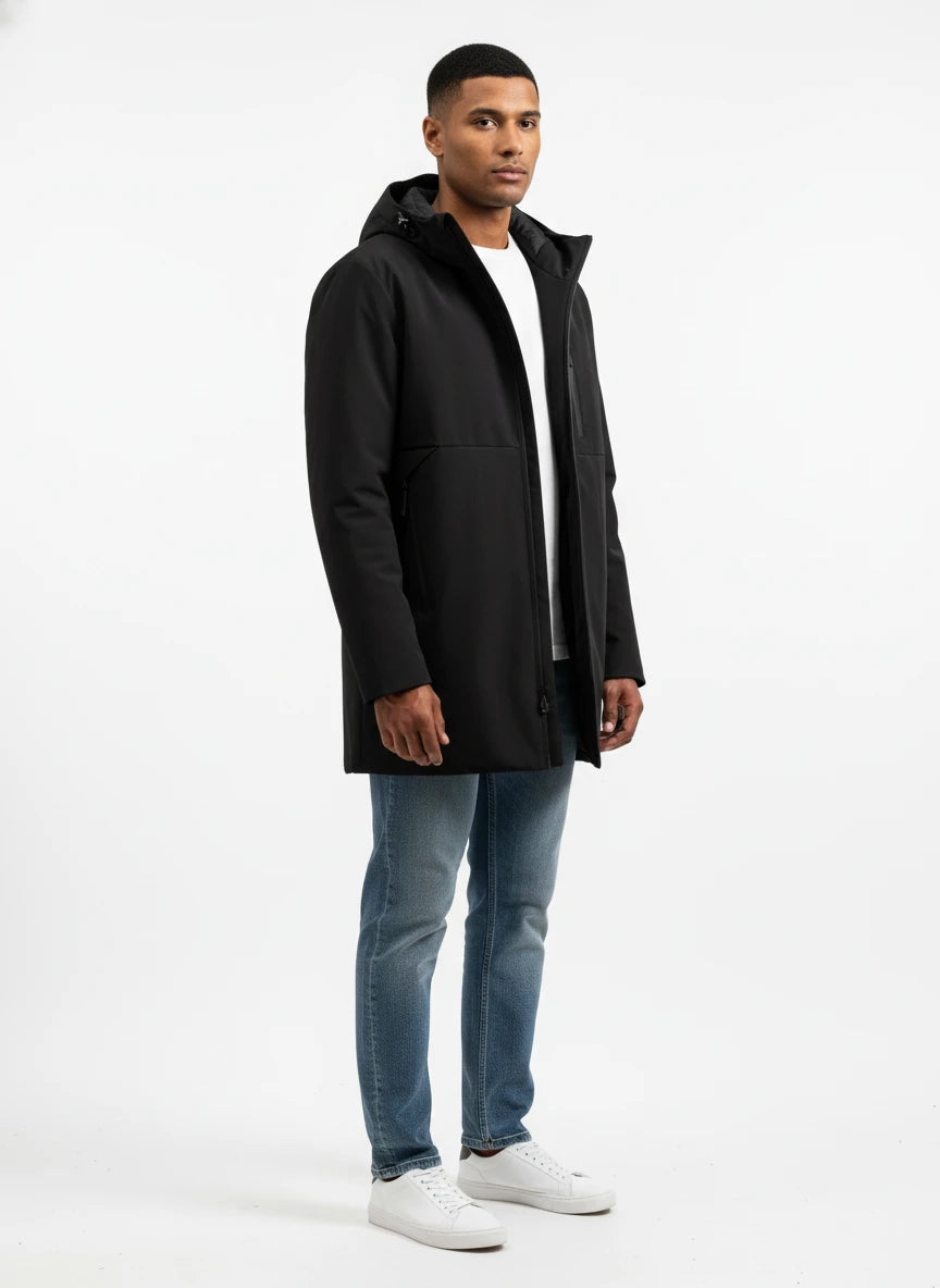 Modello a 45 gradi con giubbotto Peuterey nylon nero con collo particolare