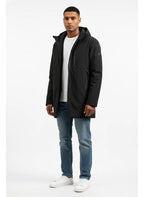 Modello frontalmente con giubbotto Peuterey nylon nero con collo particolare