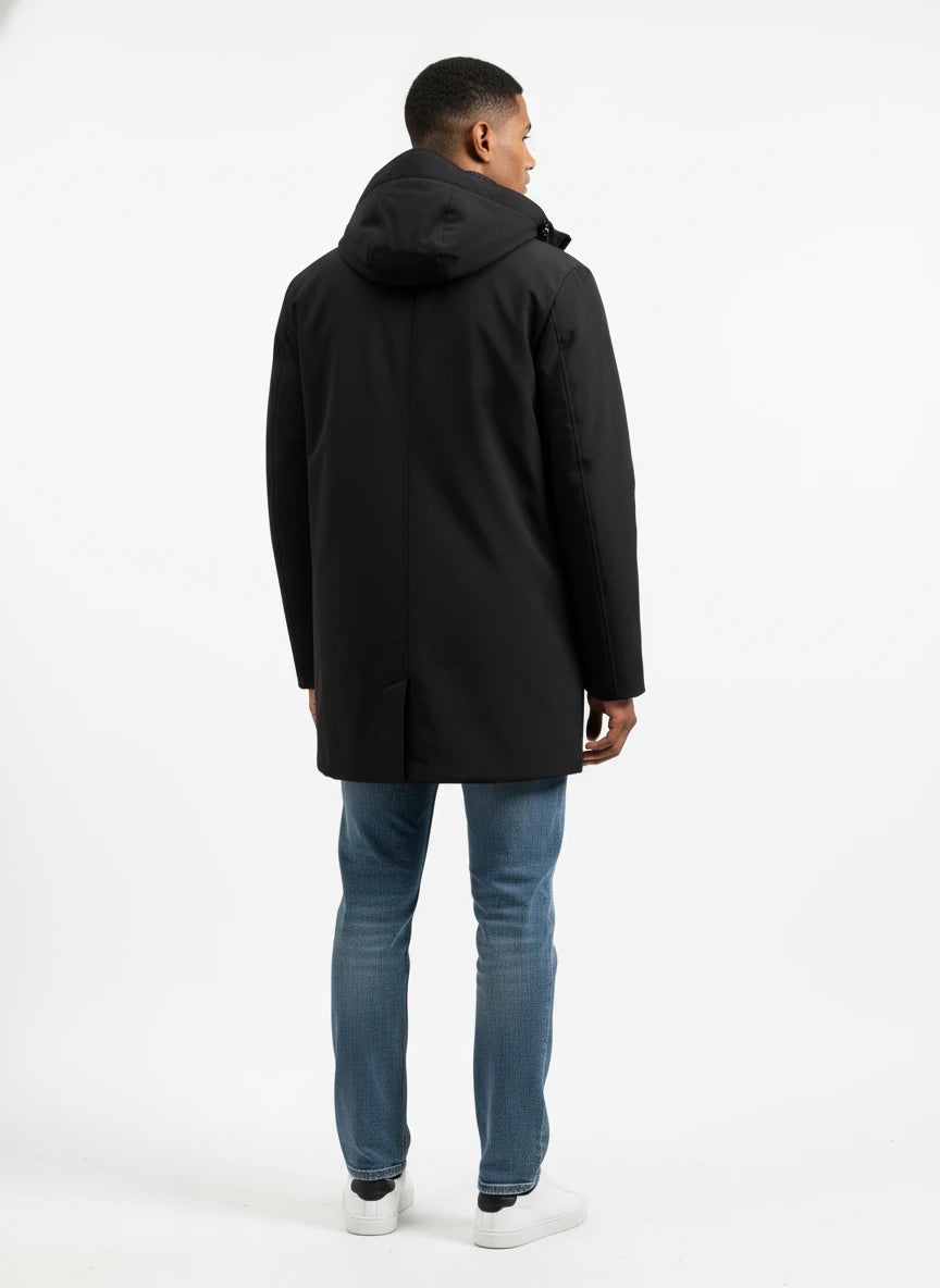 Vista frontale del giubbotto Peuterey nylon nero con collo particolare