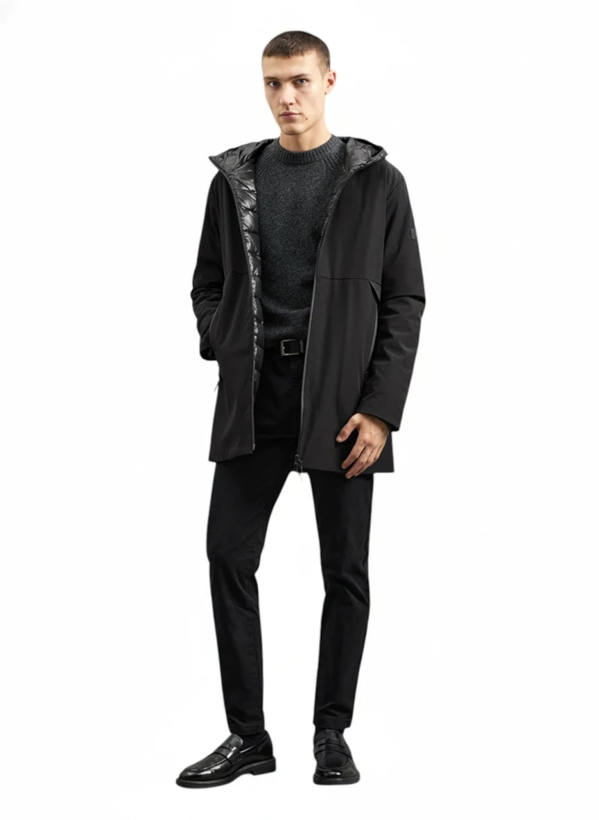 Dettaglio tasche e zip del giubbotto Peuterey nylon nero con collo particolare