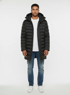 Modello frontalmente con piumino Peuterey pelle scamosciata nero