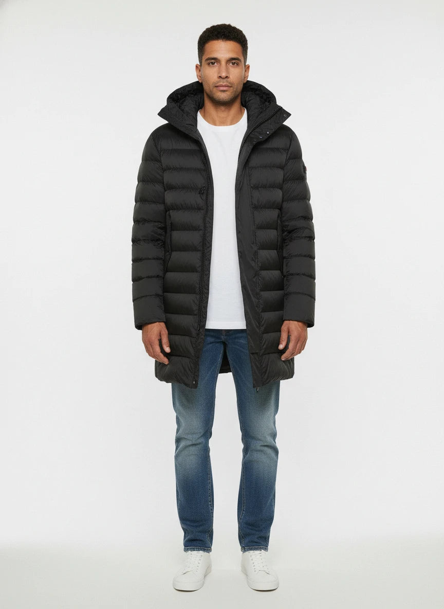 Modello frontalmente con piumino Peuterey pelle scamosciata nero