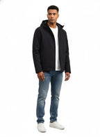 Modello frontalmente con bomber Peuterey nylon blu con collo particolare