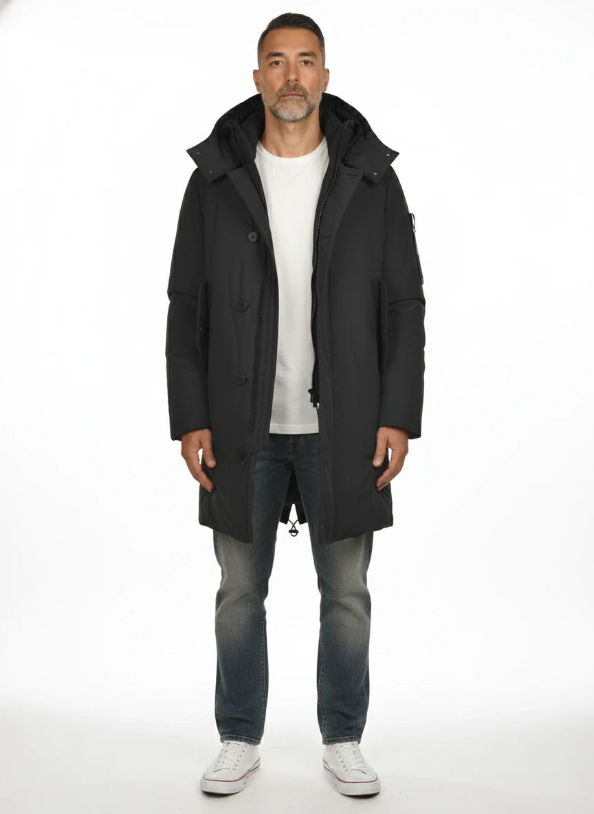 Modello frontalmente con giubbotto Peuterey piuma blu con cappuccio