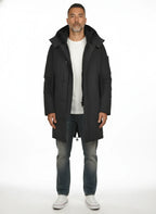 Modello frontalmente con giubbotto Peuterey piuma blu con cappuccio