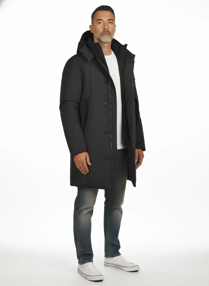 Modello a 45 gradi con giubbotto Peuterey piuma blu con cappuccio