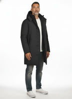 Modello a 45 gradi con giubbotto Peuterey piuma blu con cappuccio