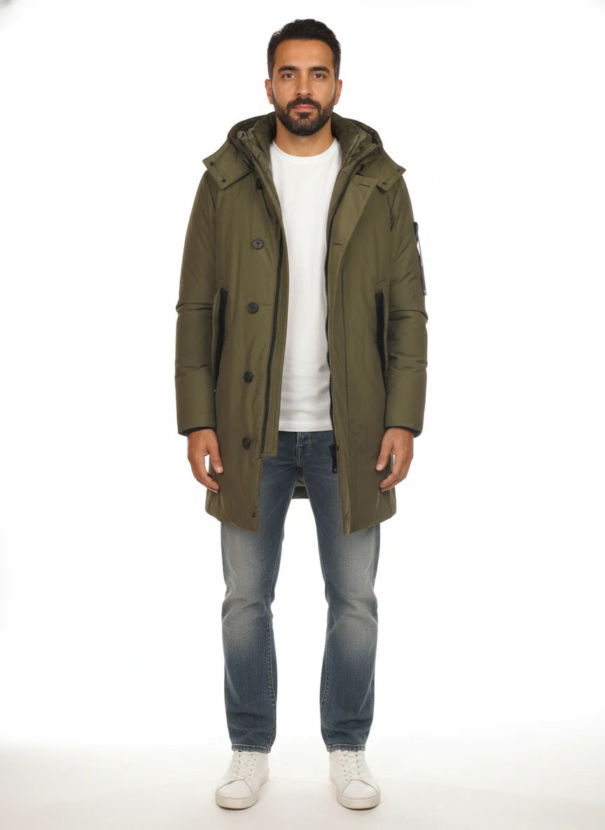 Modello frontalmente con giubbotto Peuterey piuma verde con cappuccio