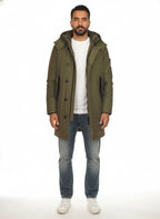 Modello frontalmente con giubbotto Peuterey piuma verde con cappuccio