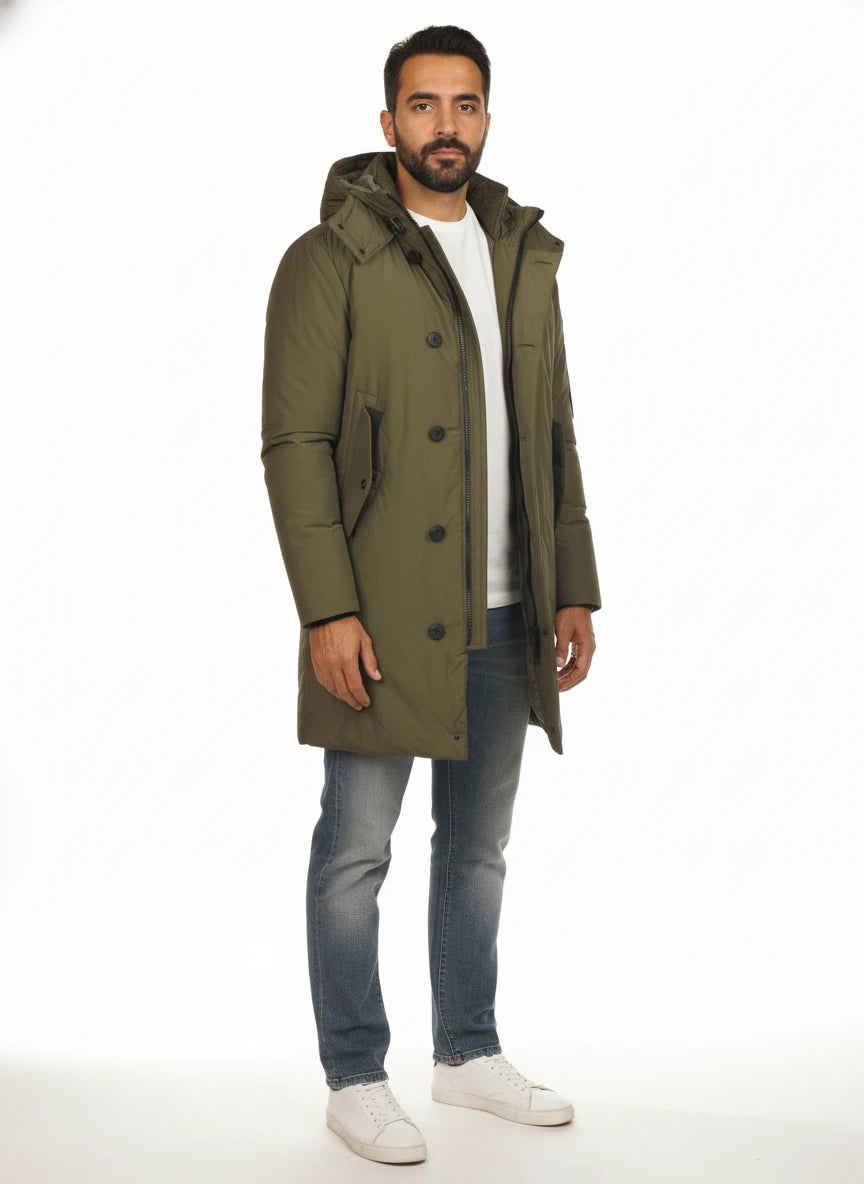 Modello a 45 gradi con giubbotto Peuterey piuma verde con cappuccio