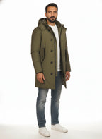 Modello a 45 gradi con giubbotto Peuterey piuma verde con cappuccio