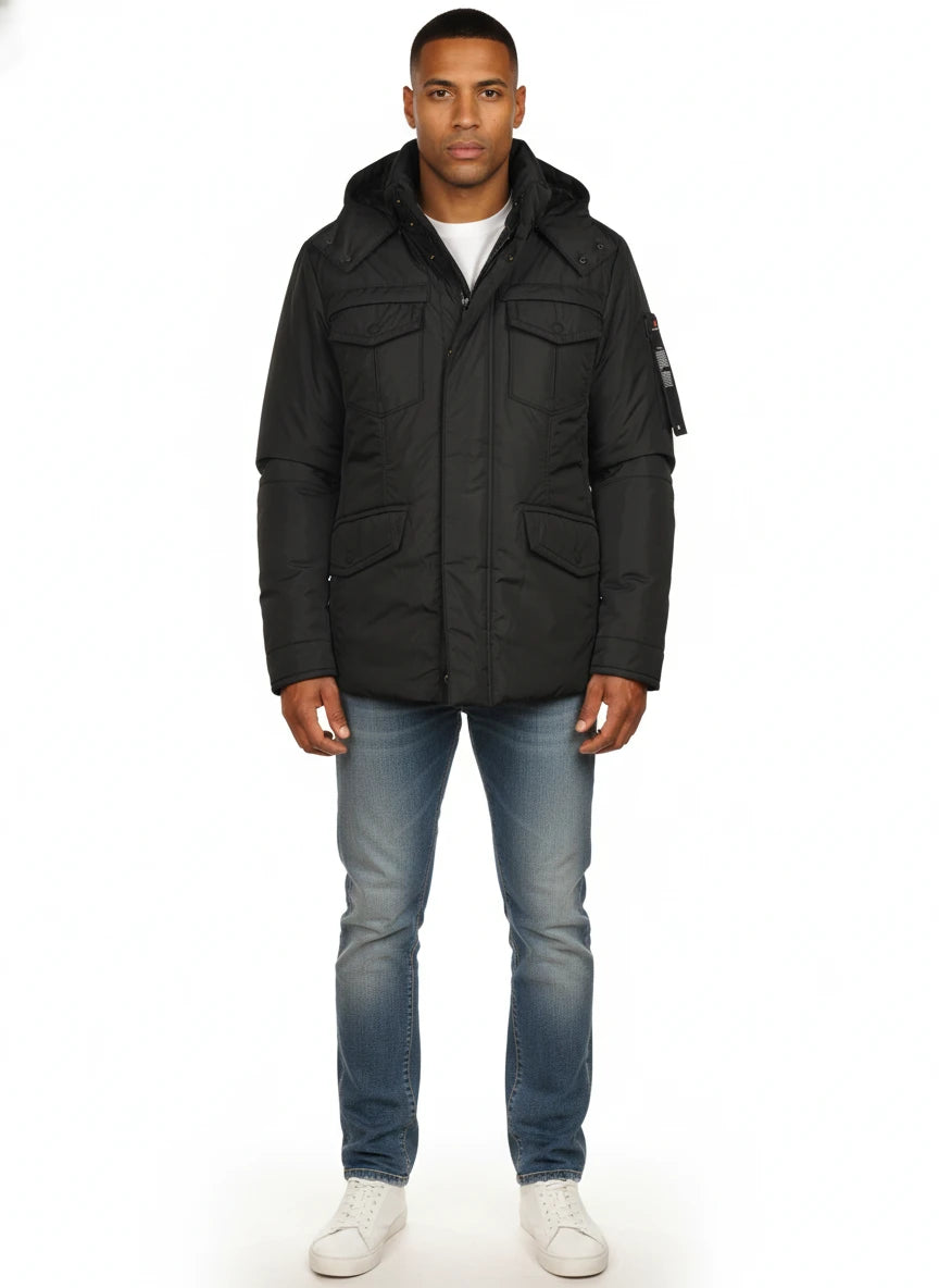 Modello frontalmente con field jacket Peuterey pelle scamosciata nero