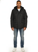 Modello frontalmente con field jacket Peuterey pelle scamosciata nero