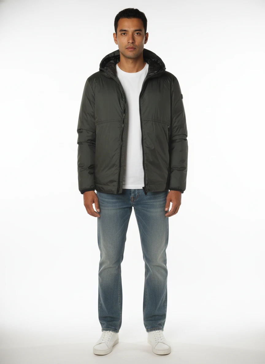 Modello frontalmente con giubbotto Peuterey tessuto tecnico verde