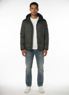 Modello frontalmente con giubbotto Peuterey tessuto tecnico verde