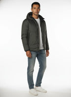 Modello a 45 gradi con giubbotto Peuterey tessuto tecnico verde