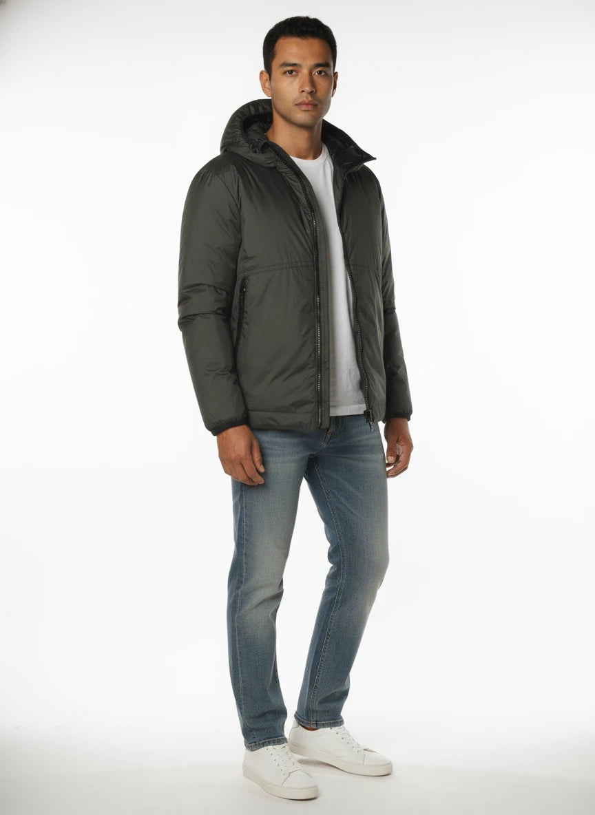 Modello a 45 gradi con giubbotto Peuterey tessuto tecnico verde