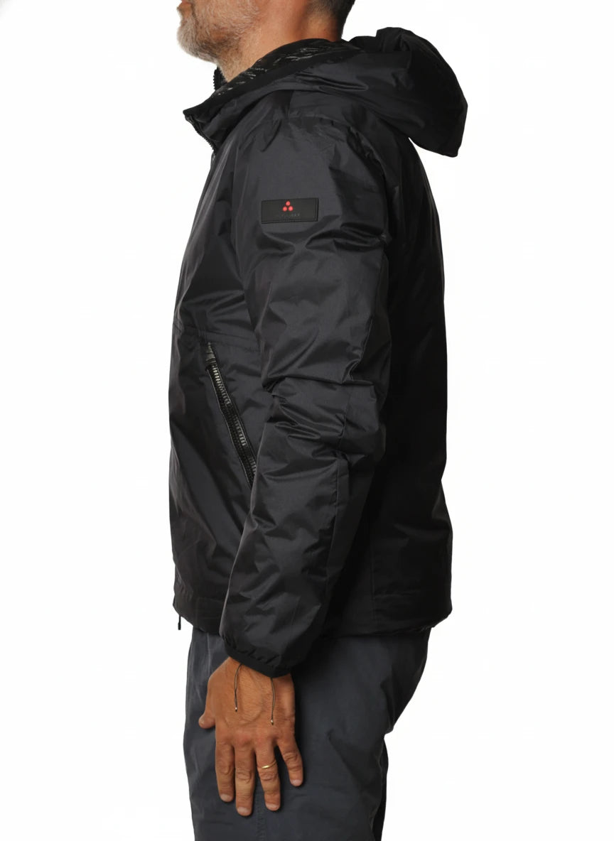 Dettaglio tasche e zip del giubbotto Peuterey tessuto tecnico blu