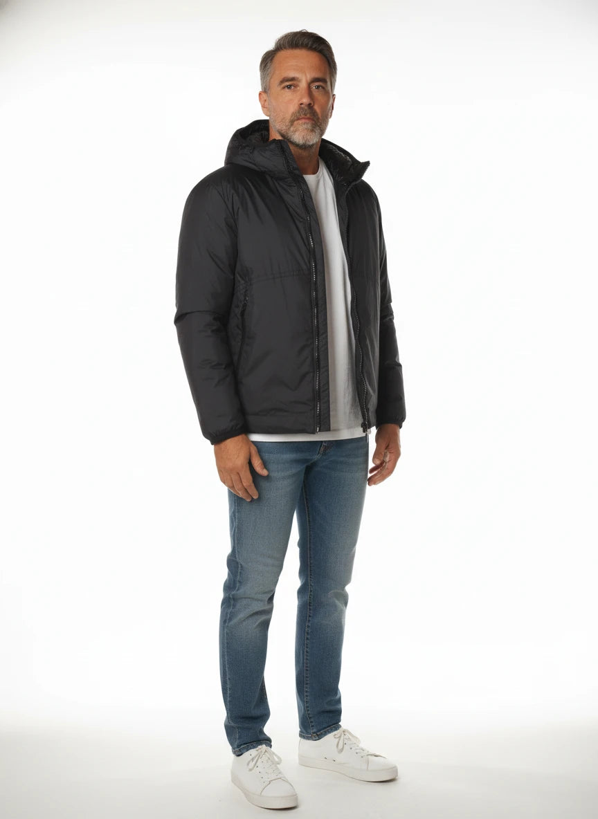 Modello a 45 gradi con giubbotto Peuterey tessuto tecnico blu