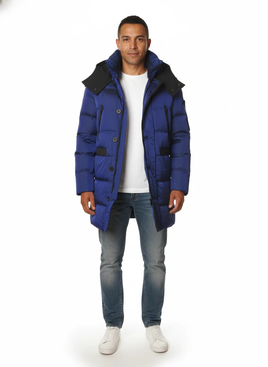 Modello frontalmente con giubbotto Peuterey piuma royal con cappuccio