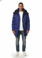 Modello frontalmente con giubbotto Peuterey piuma royal con cappuccio