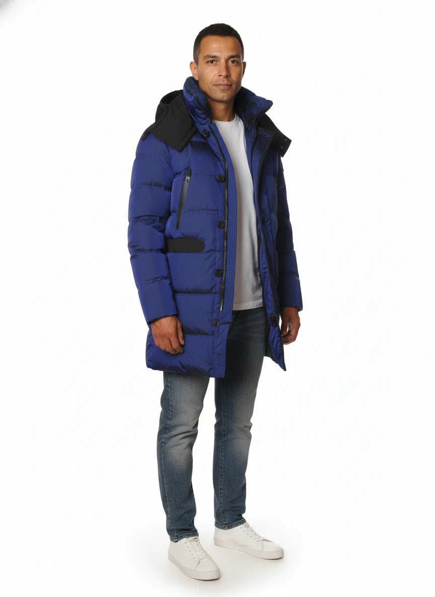 Modello a 45 gradi con giubbotto Peuterey piuma royal con cappuccio