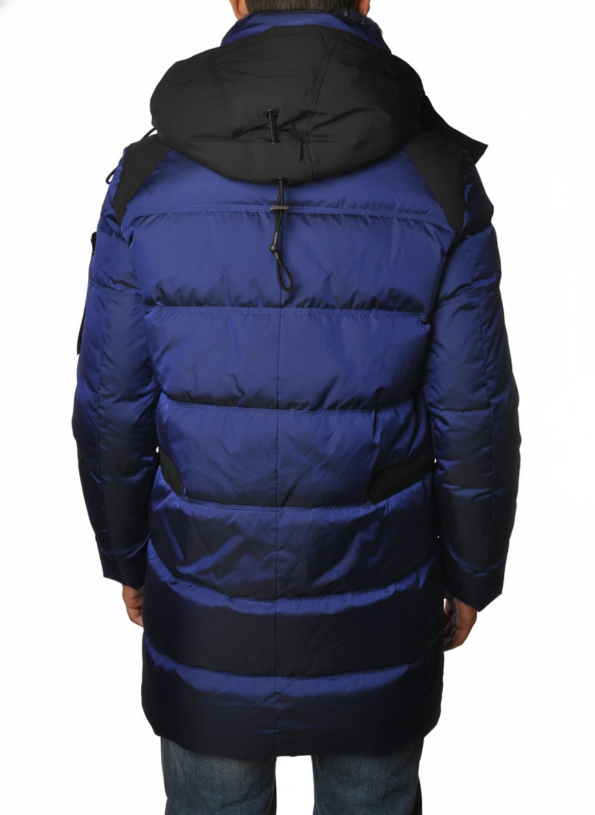 Dettaglio tessuto del giubbotto Peuterey piuma royal con cappuccio