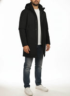 Modello a 45 gradi con parka Peuterey tessuto tecnico nero con cappuccio