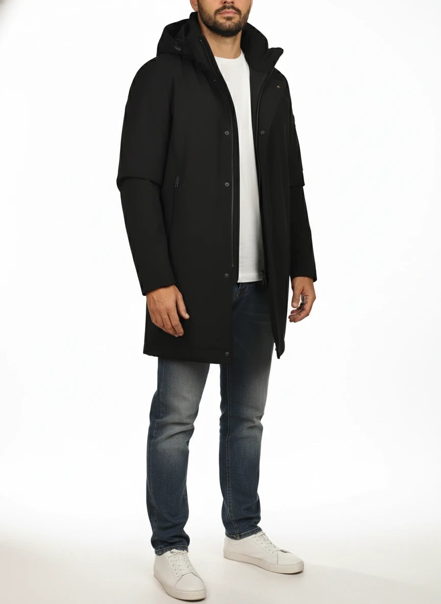 Modello a 45 gradi con parka Peuterey tessuto tecnico nero con cappuccio