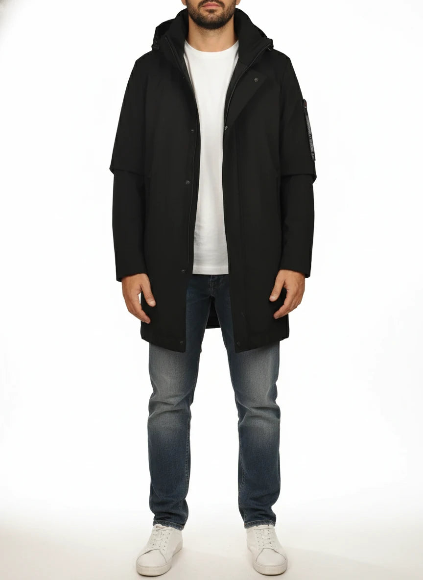 Modello frontalmente con parka Peuterey tessuto tecnico nero