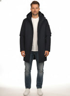 Modello frontalmente con parka Peuterey tessuto tecnico blu con cappuccio