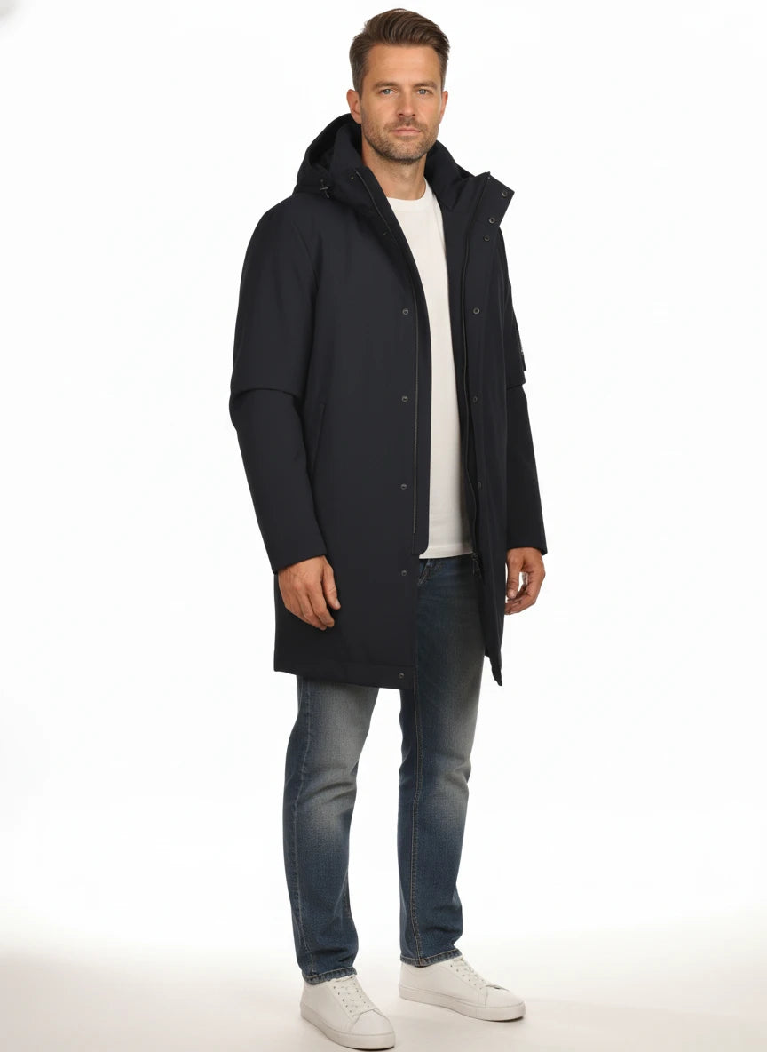 Modello a 45 gradi con parka Peuterey tessuto tecnico blu con cappuccio