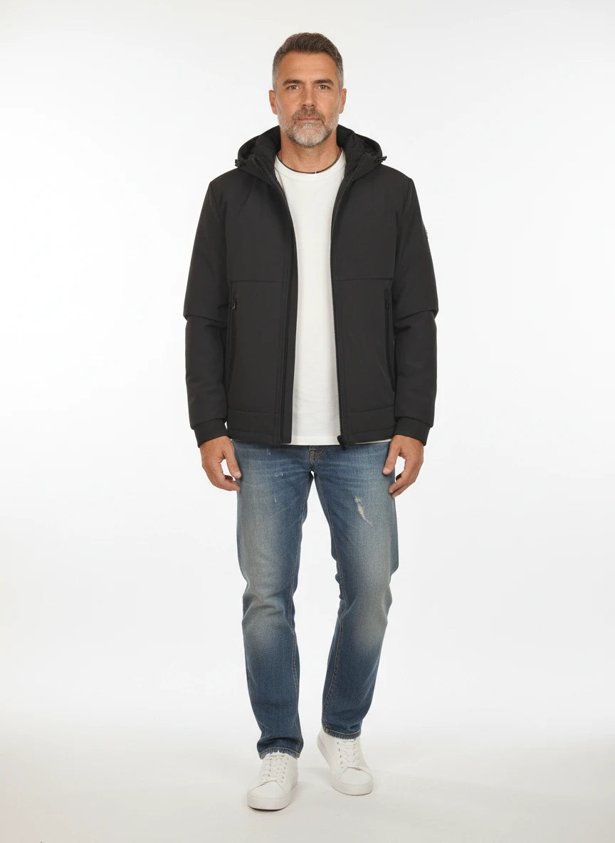 Modello frontalmente con giubbotto Peuterey nylon fumo con cappuccio