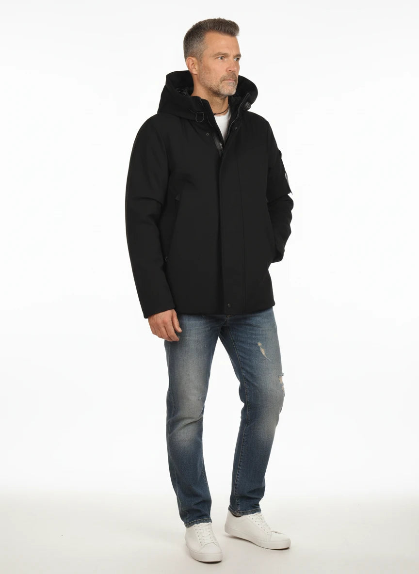 Modello a 45 gradi con giubbotto Peuterey tessuto tecnico nero